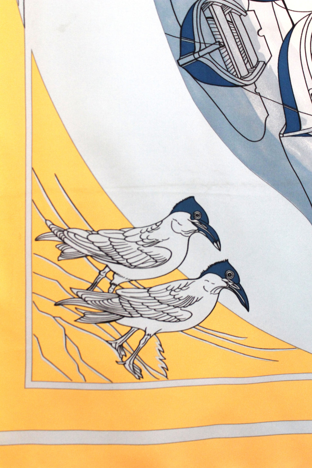 Hermès carré en soie modèle "Compagnons de Mer" jaune et bleu