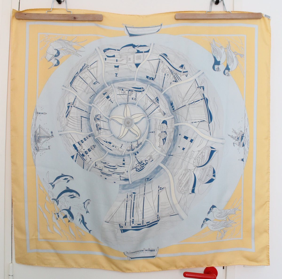 Hermès carré en soie modèle "Compagnons de Mer" jaune et bleu