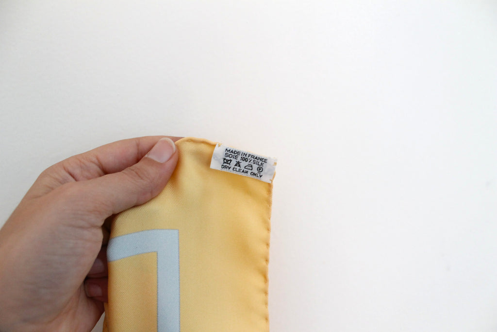 Hermès carré en soie modèle "Compagnons de Mer" jaune et bleu