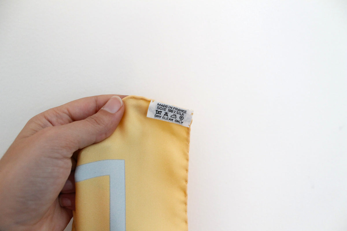 Hermès carré en soie modèle "Compagnons de Mer" jaune et bleu