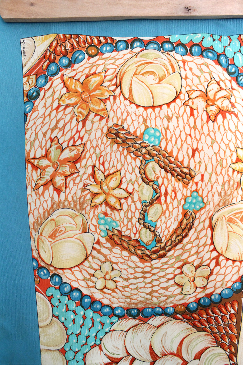 Hermès carré en soie modèle "Rocaille II" bleu et beige