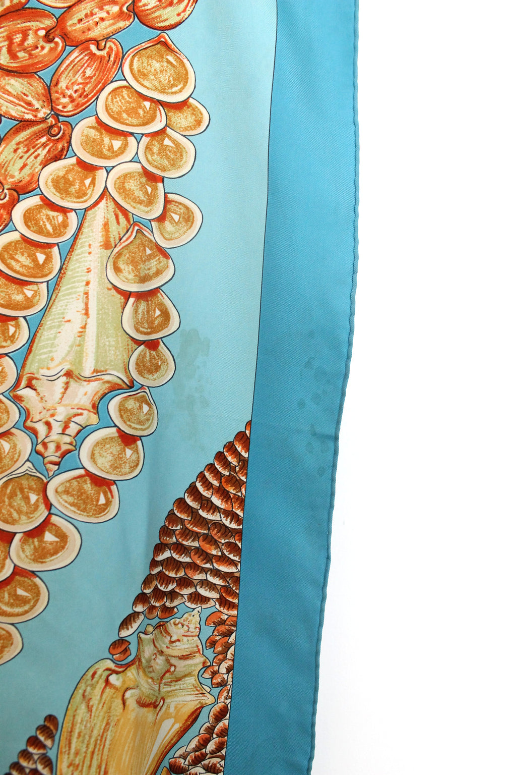 Hermès carré en soie modèle "Rocaille II" bleu et beige