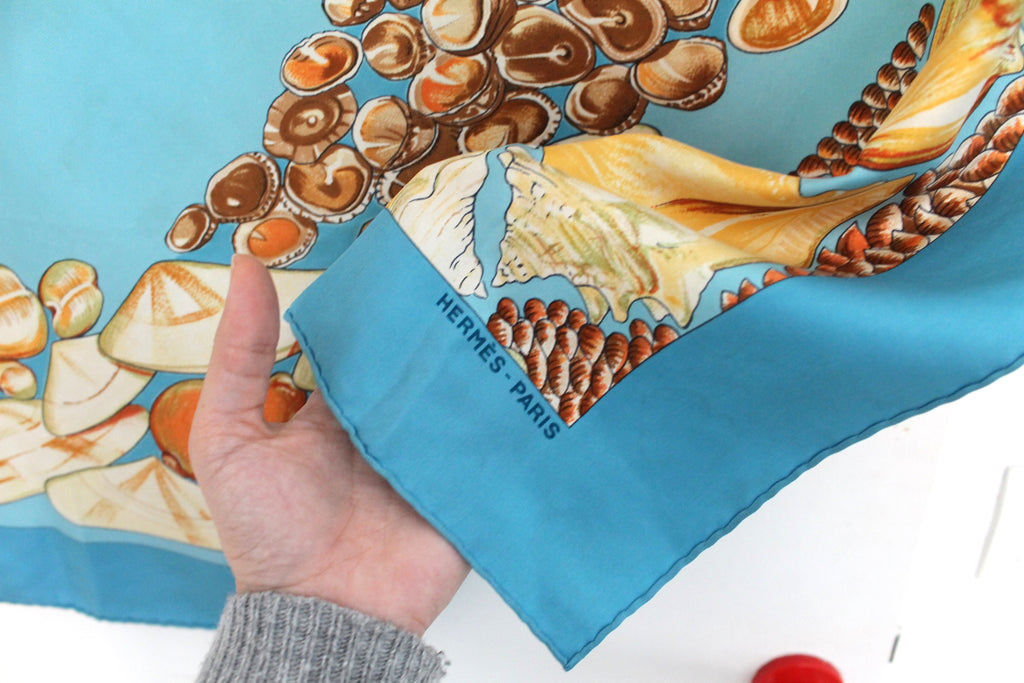 Hermès carré en soie modèle "Rocaille II" bleu et beige