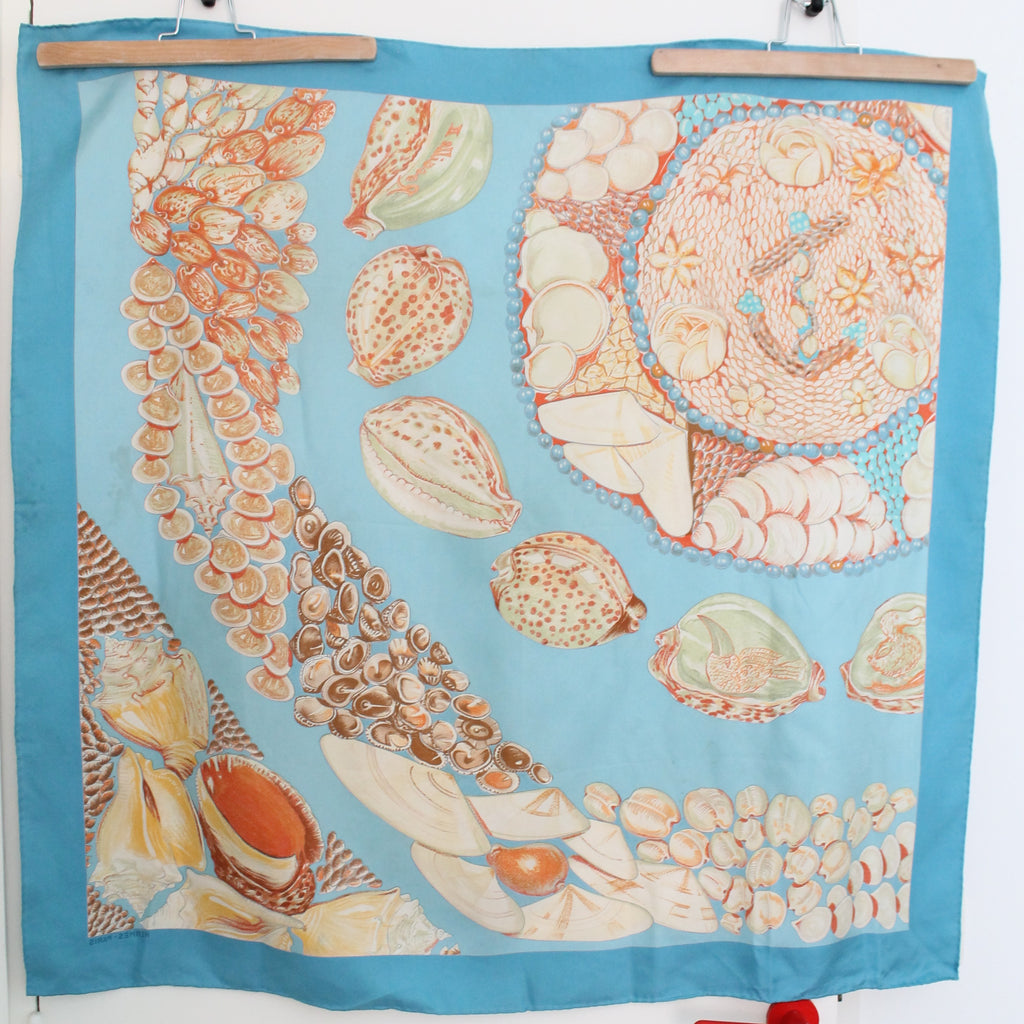 Hermès carré en soie modèle "Rocaille II" bleu et beige