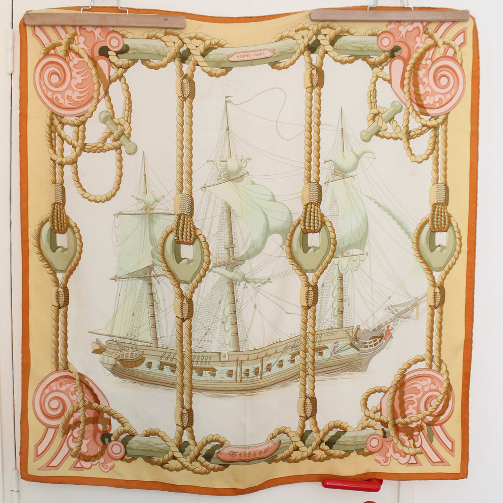 Hermès carré en soie modèle "Tribord" coloris blanc rose et jaune