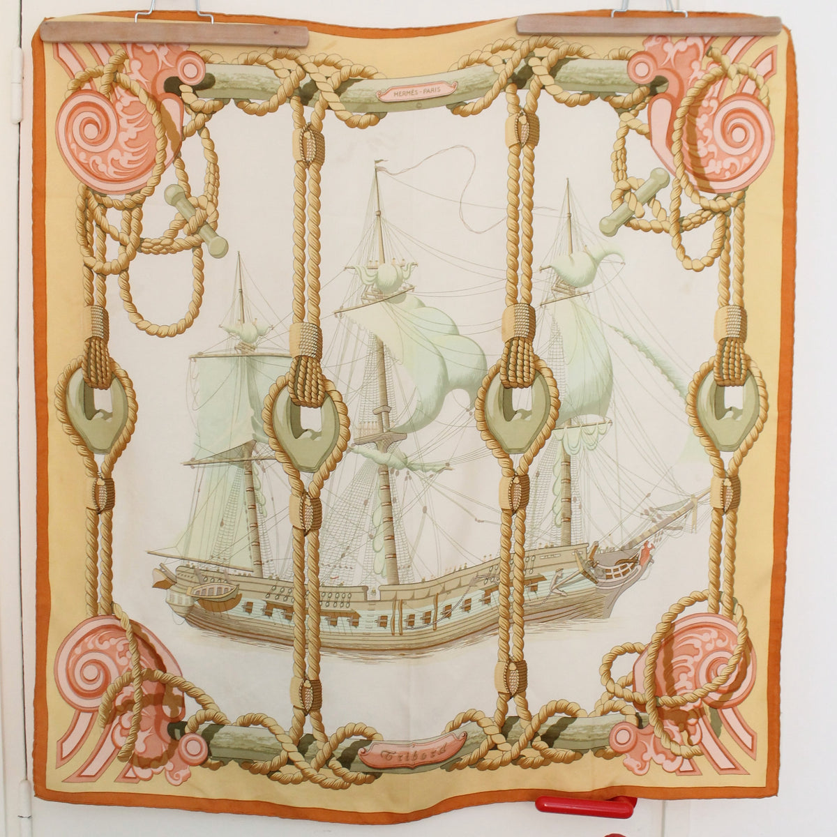 Hermès carré en soie modèle "Tribord" coloris blanc rose et jaune