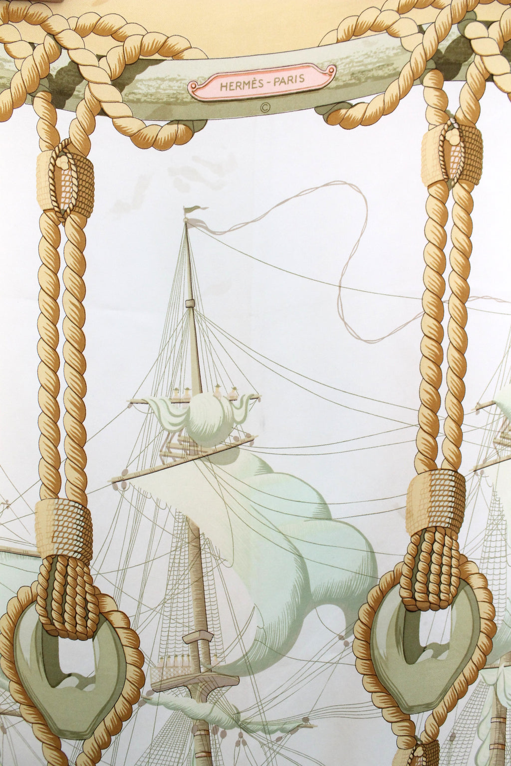 Hermès carré en soie modèle "Tribord" coloris blanc rose et jaune