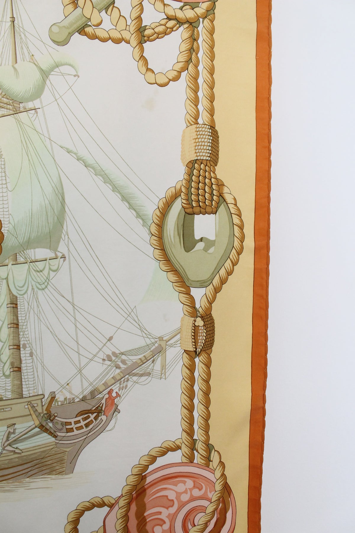 Hermès carré en soie modèle "Tribord" coloris blanc rose et jaune