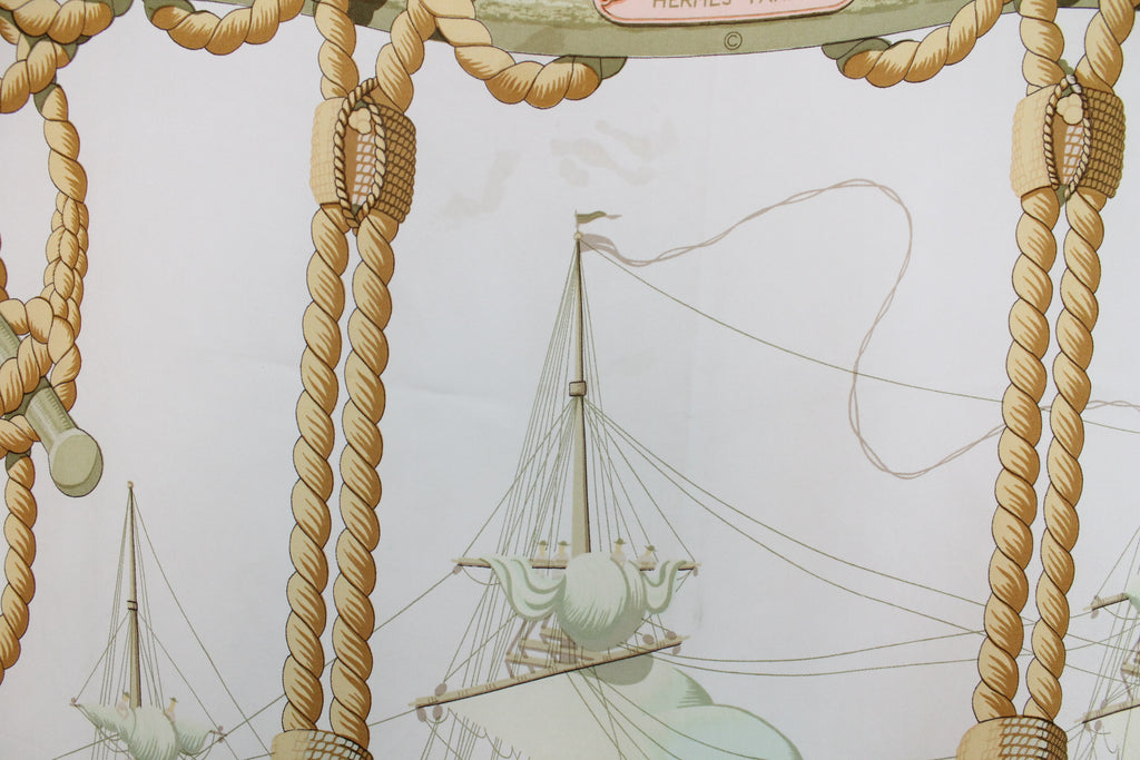 Hermès carré en soie modèle "Tribord" coloris blanc rose et jaune