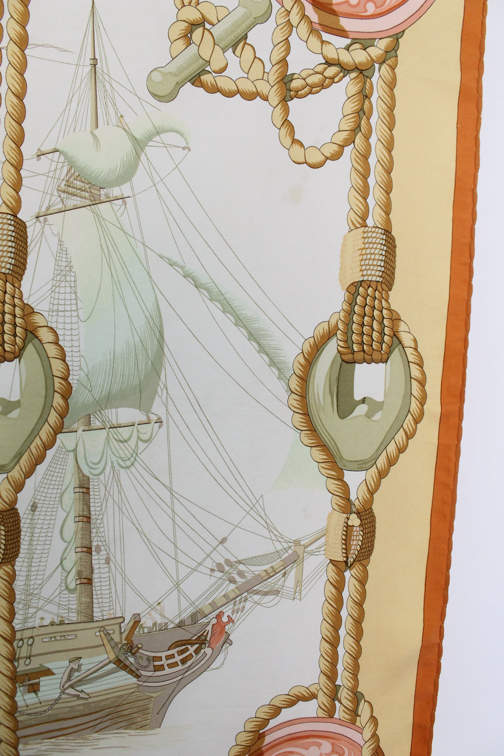 Hermès carré en soie modèle "Tribord" coloris blanc rose et jaune