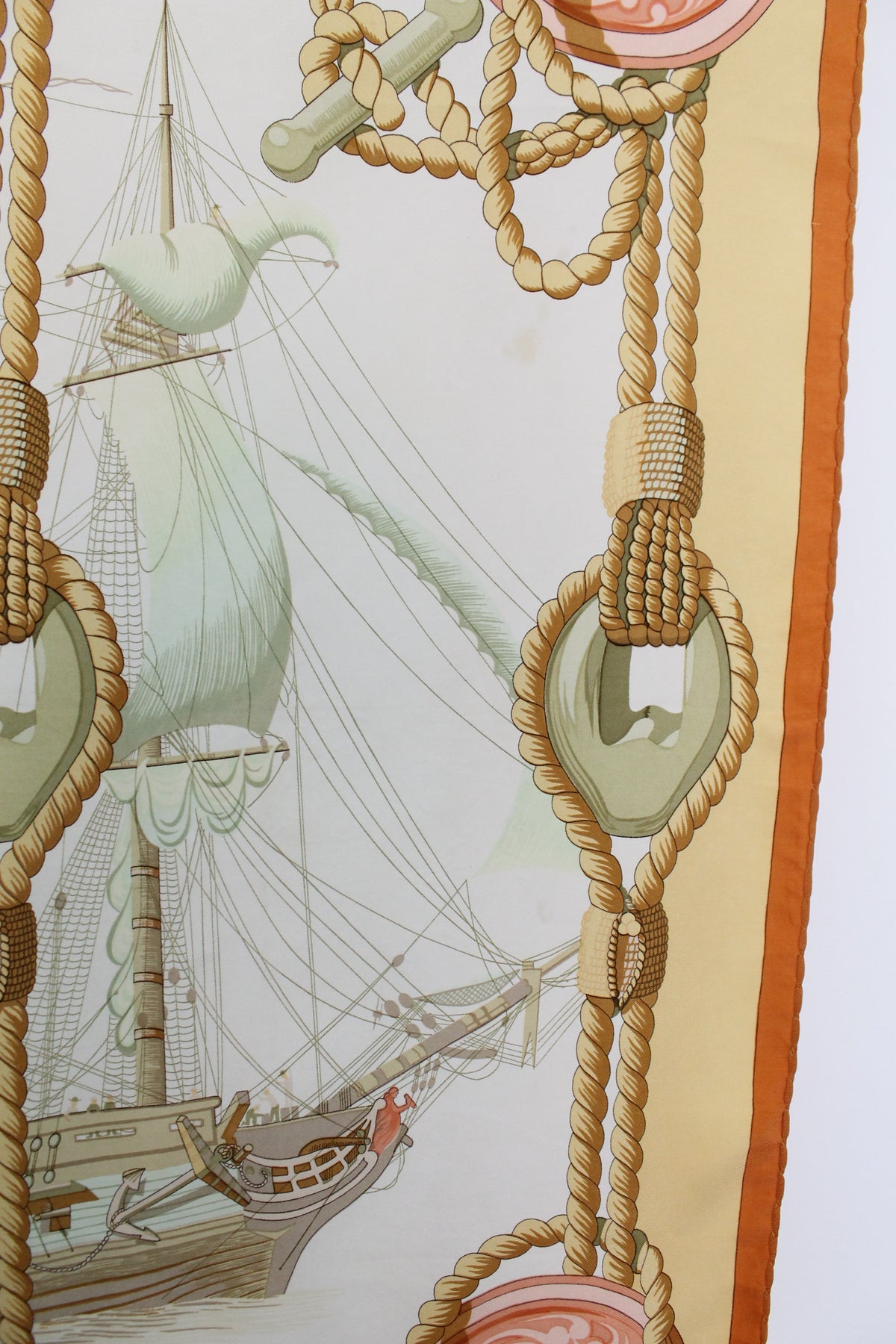Hermès carré en soie modèle "Tribord" coloris blanc rose et jaune