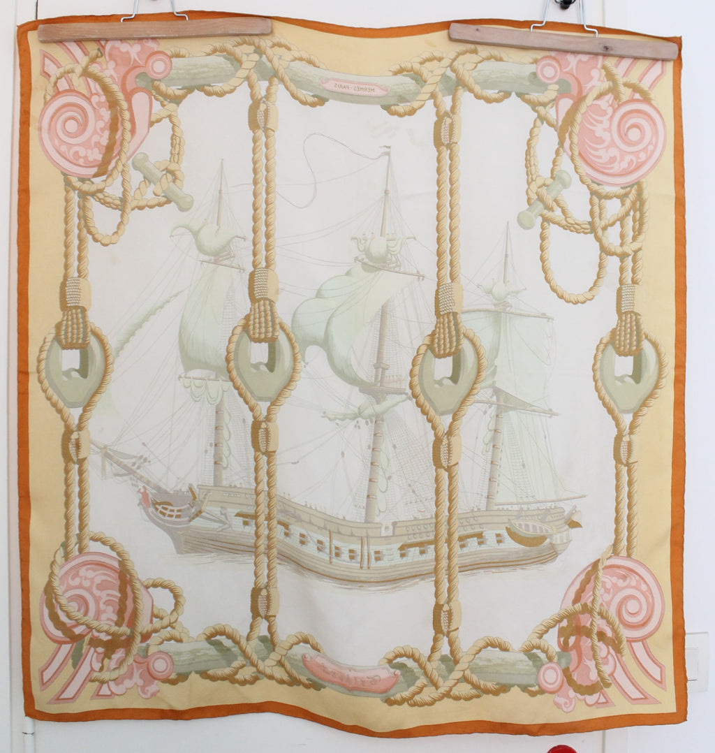 Hermès carré en soie modèle "Tribord" coloris blanc rose et jaune