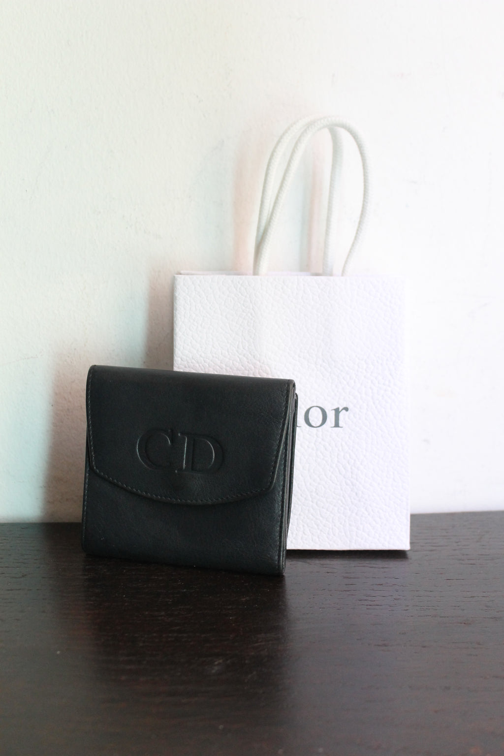 Dior portefeuille modèle 30 Montaigne en cuir bleu marine