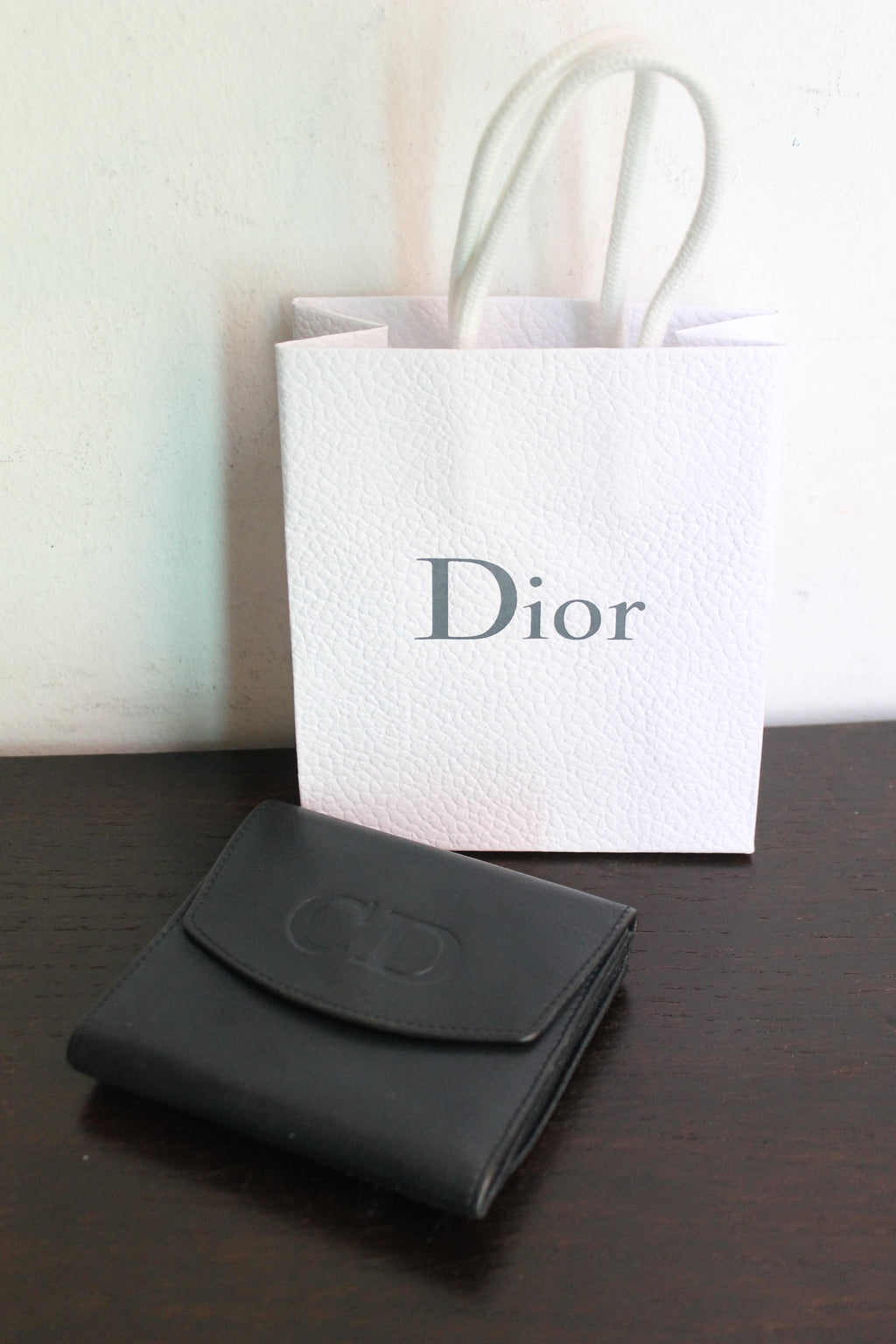 Dior portefeuille modèle 30 Montaigne en cuir bleu marine
