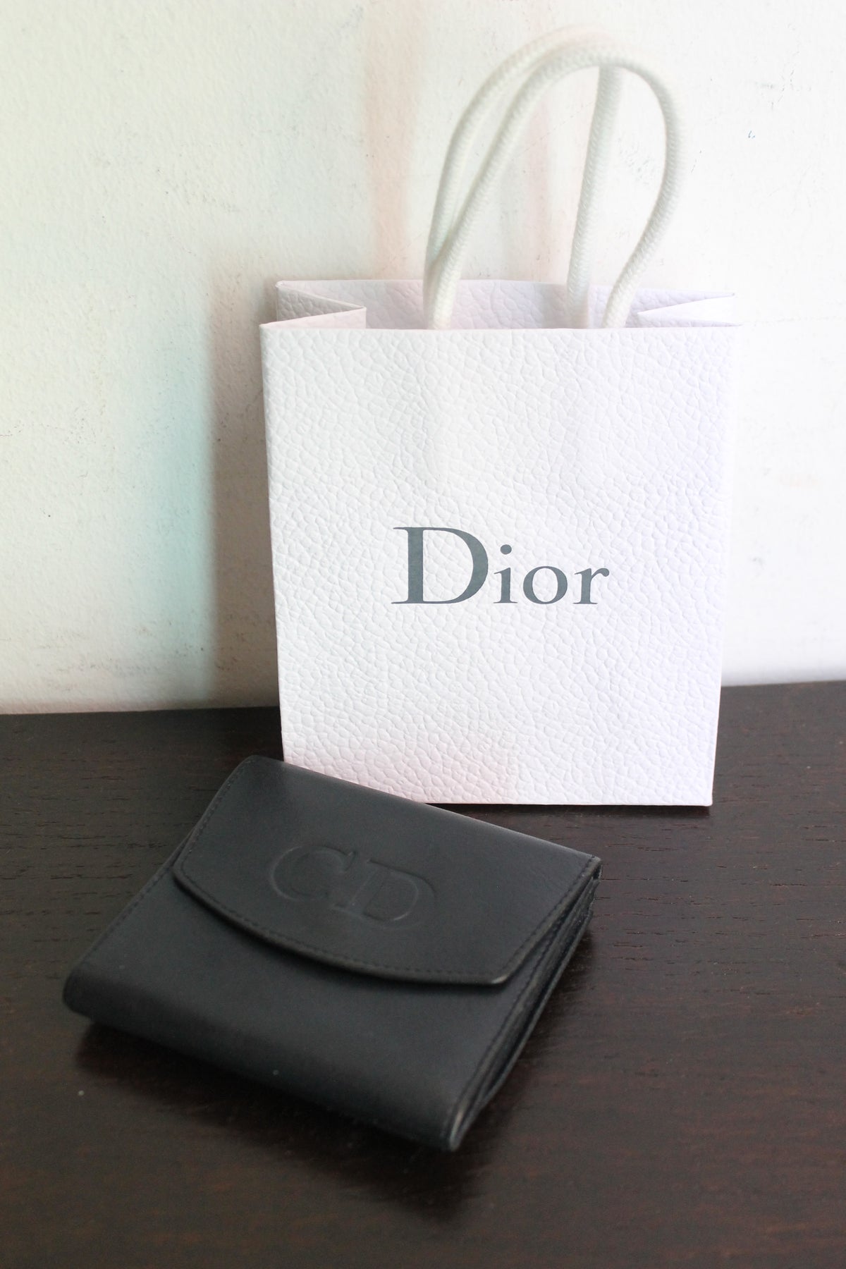 Dior portefeuille modèle 30 Montaigne en cuir bleu marine