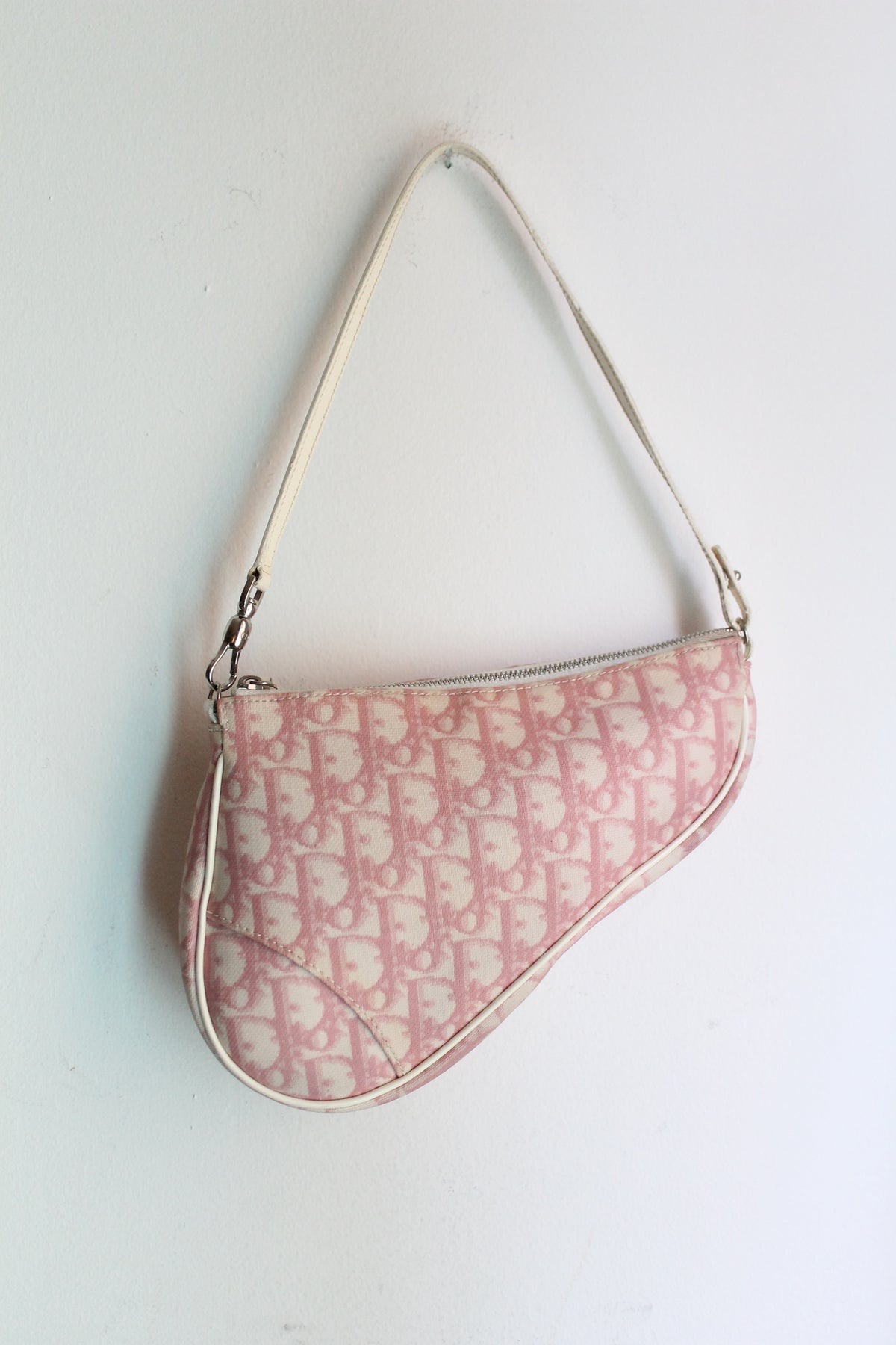 Dior sac à main modèle saddle rose en toile et cuir