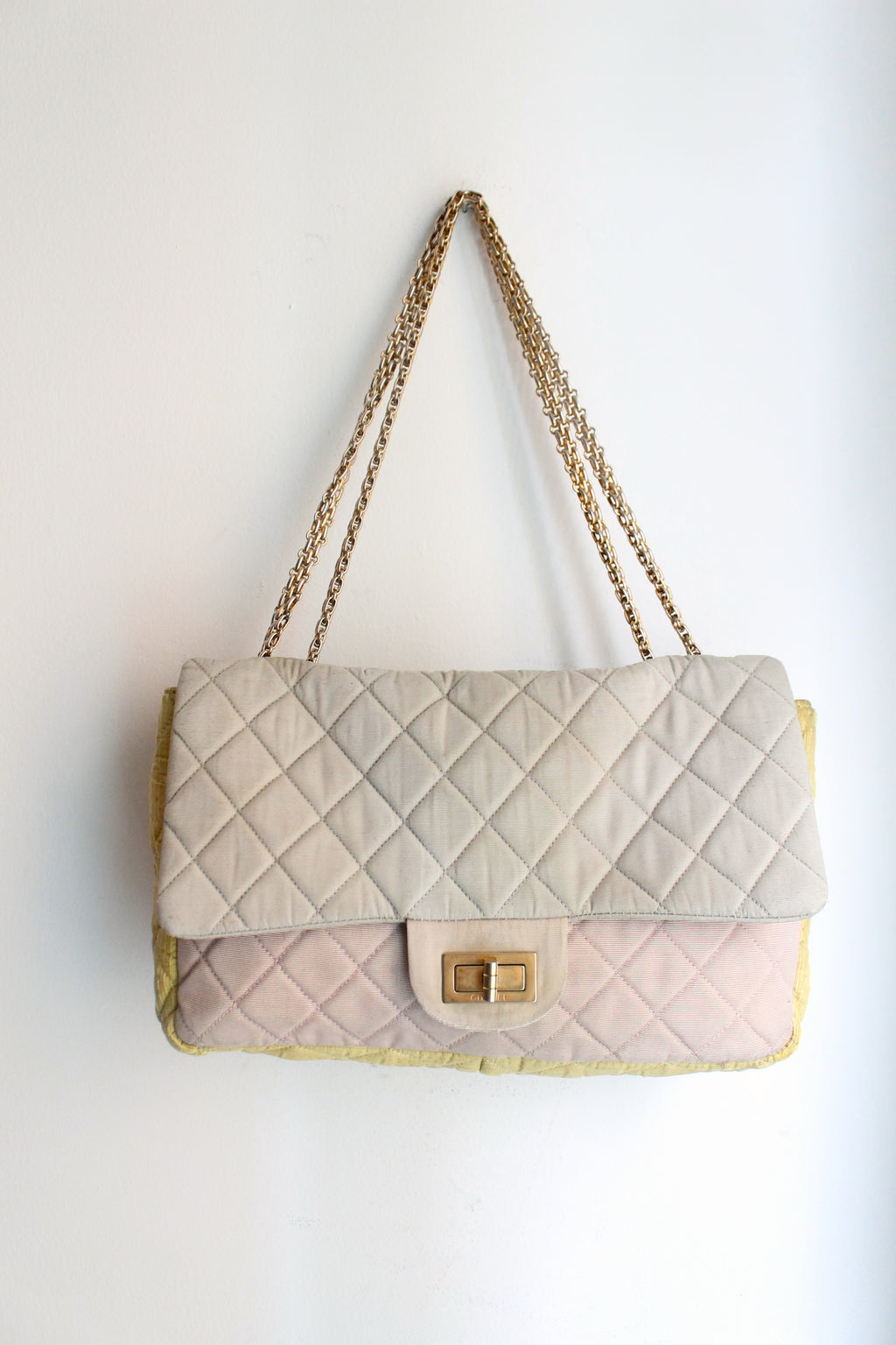 Chanel sac à main modèle 2.55 en tissu tricolore gris rose et jaune