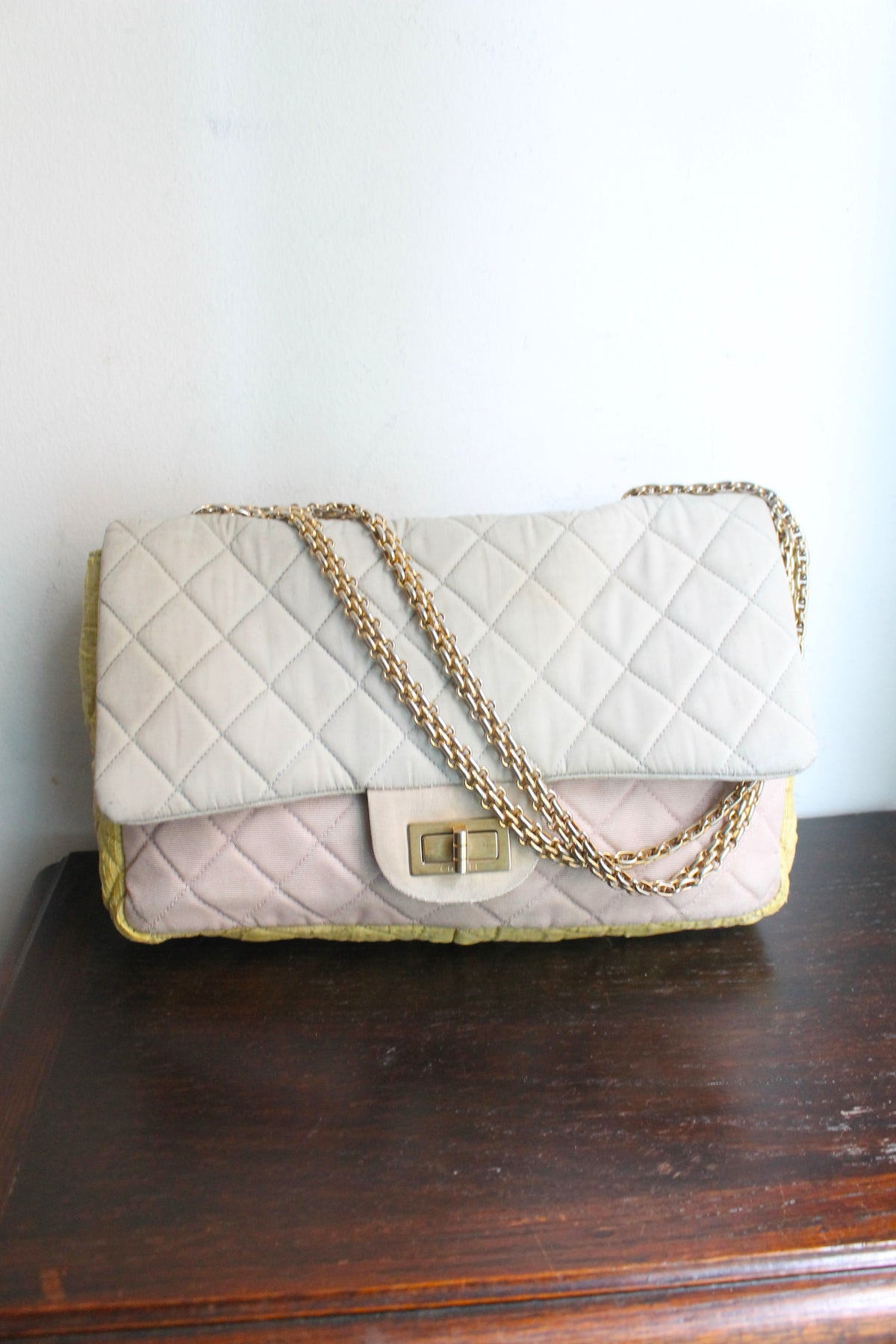 Chanel sac à main modèle 2.55 en tissu tricolore gris rose et jaune