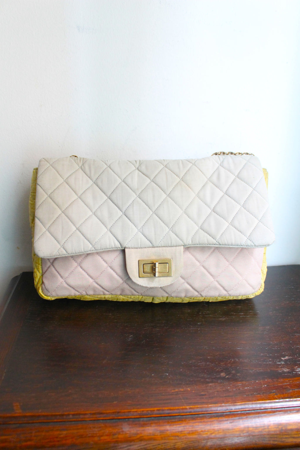 Chanel sac à main modèle 2.55 en tissu tricolore gris rose et jaune