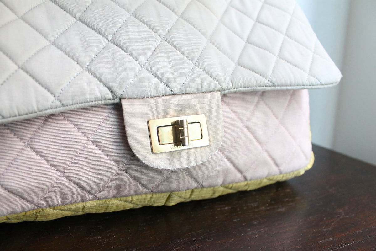 Chanel sac à main modèle 2.55 en tissu tricolore gris rose et jaune