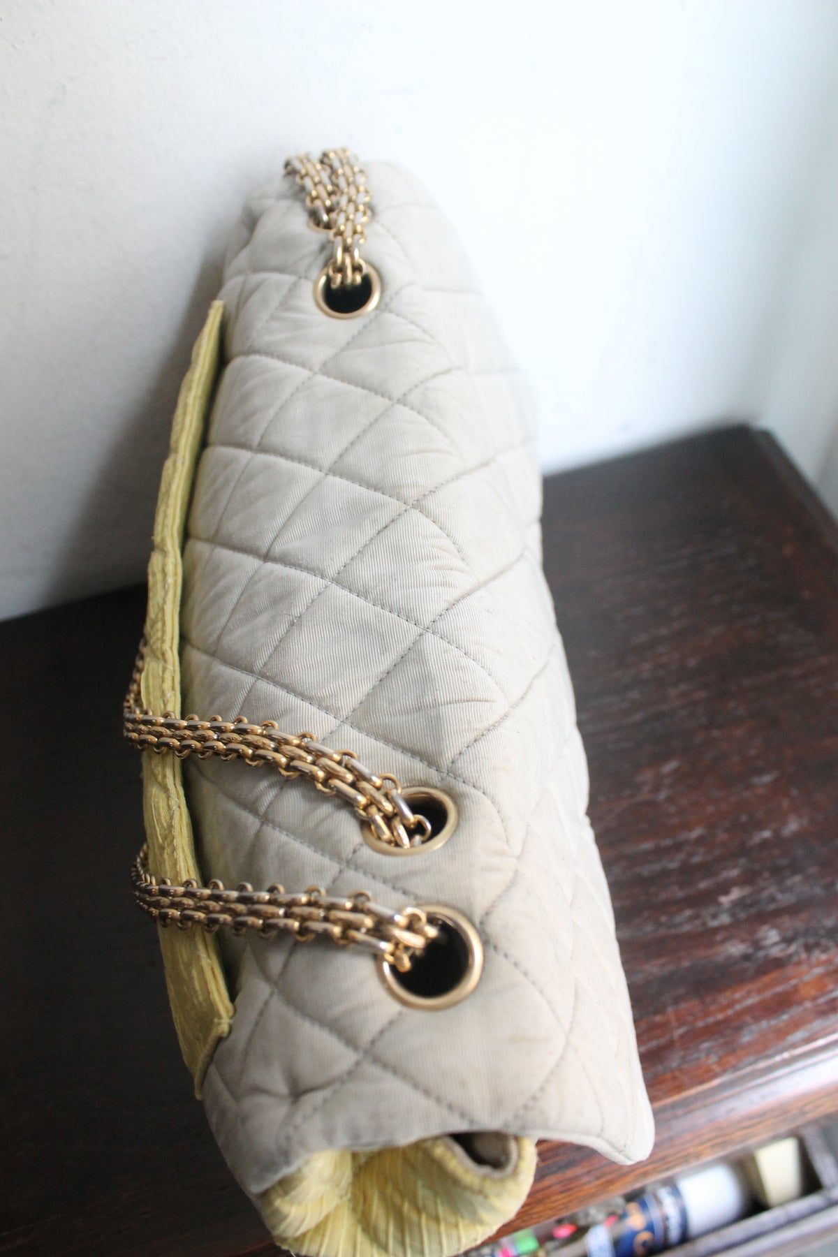 Chanel sac à main modèle 2.55 en tissu tricolore gris rose et jaune