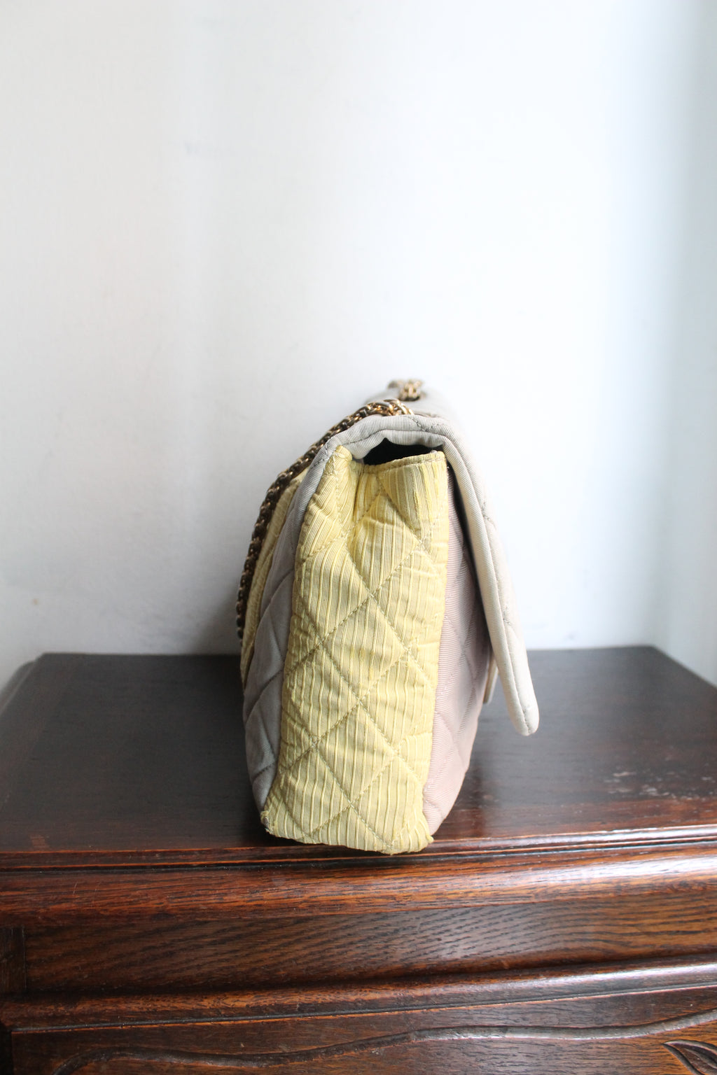 Chanel sac à main modèle 2.55 en tissu tricolore gris rose et jaune