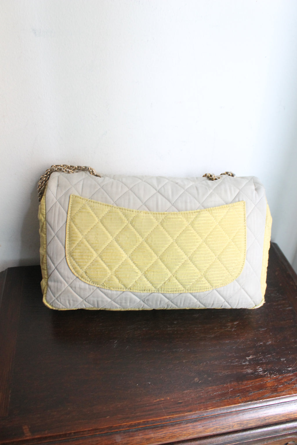 Chanel sac à main modèle 2.55 en tissu tricolore gris rose et jaune