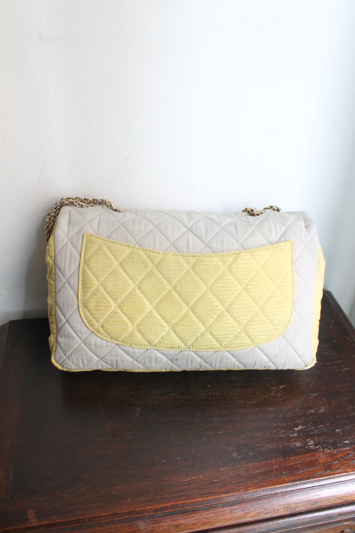 Chanel sac à main modèle 2.55 en tissu tricolore gris rose et jaune