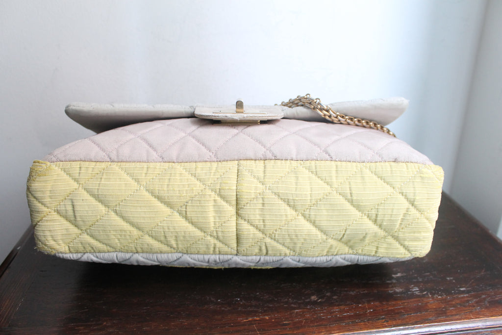 Chanel sac à main modèle 2.55 en tissu tricolore gris rose et jaune