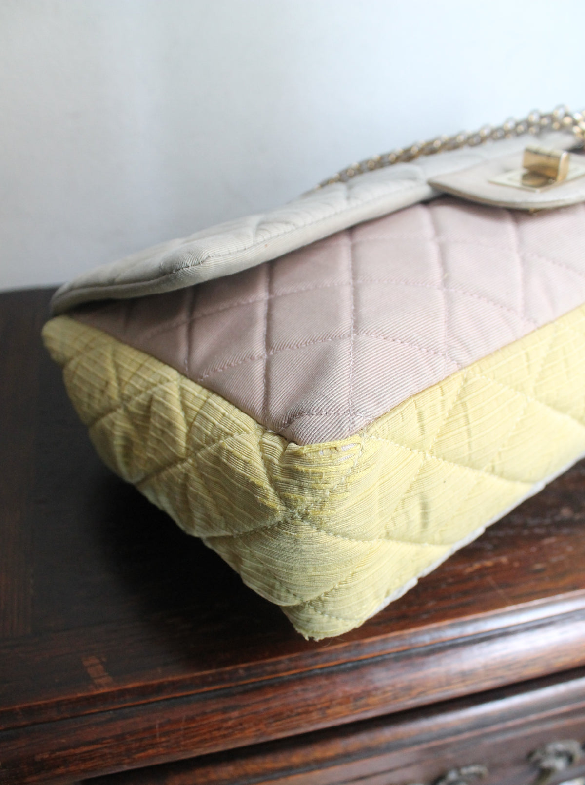 Chanel sac à main modèle 2.55 en tissu tricolore gris rose et jaune