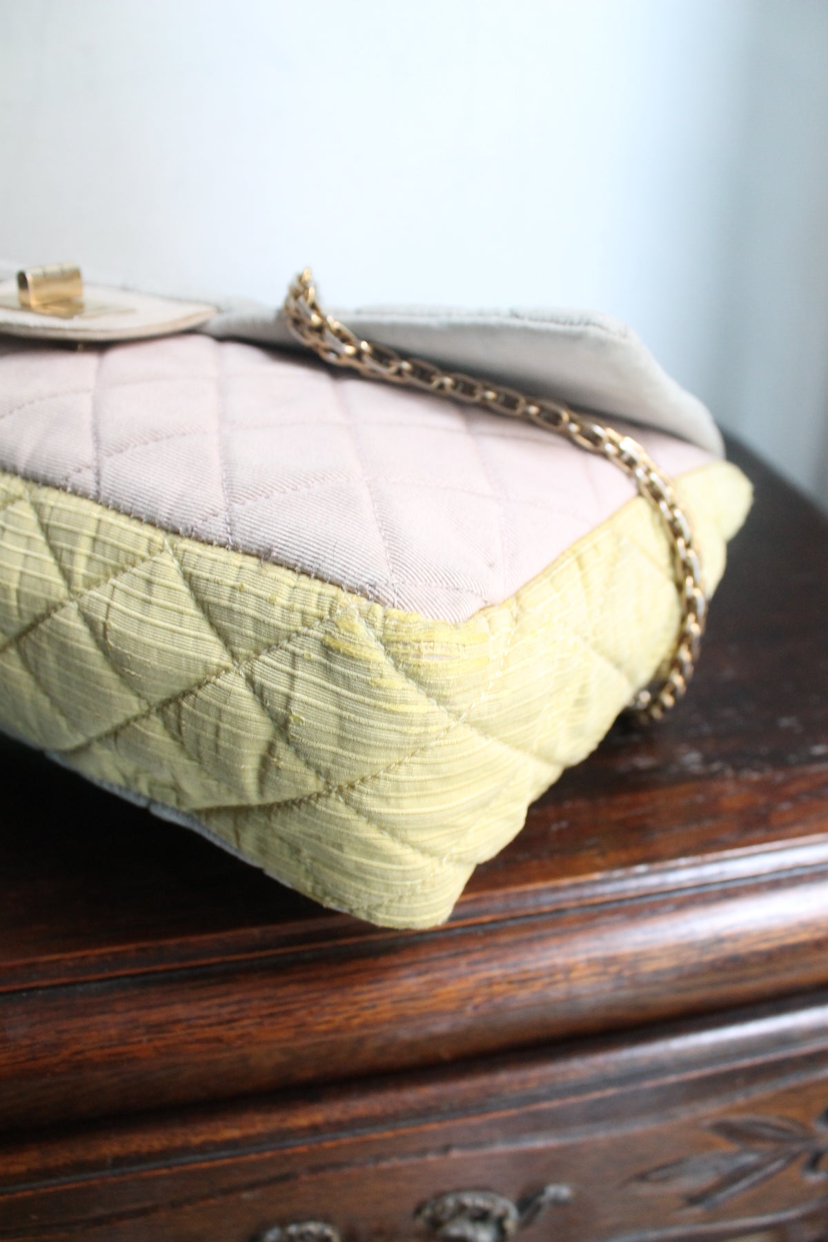 Chanel sac à main modèle 2.55 en tissu tricolore gris rose et jaune