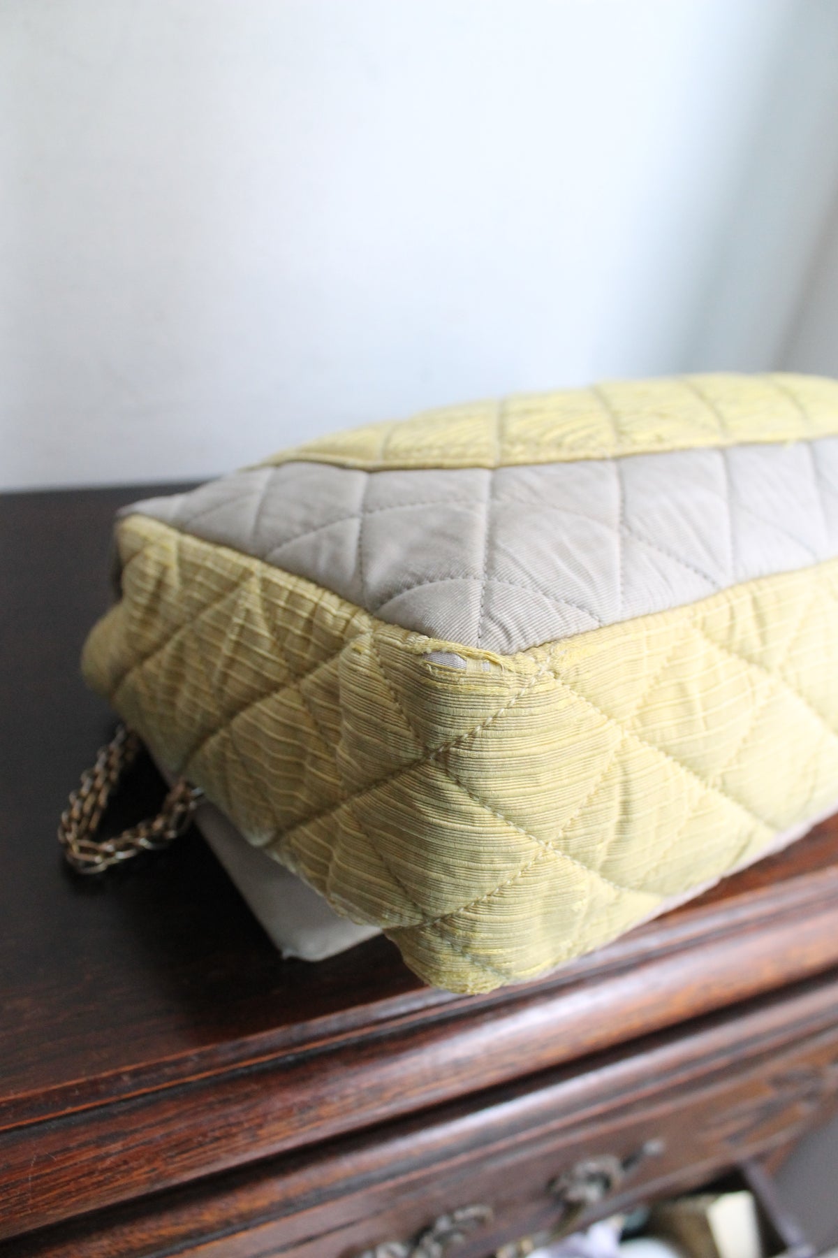 Chanel sac à main modèle 2.55 en tissu tricolore gris rose et jaune