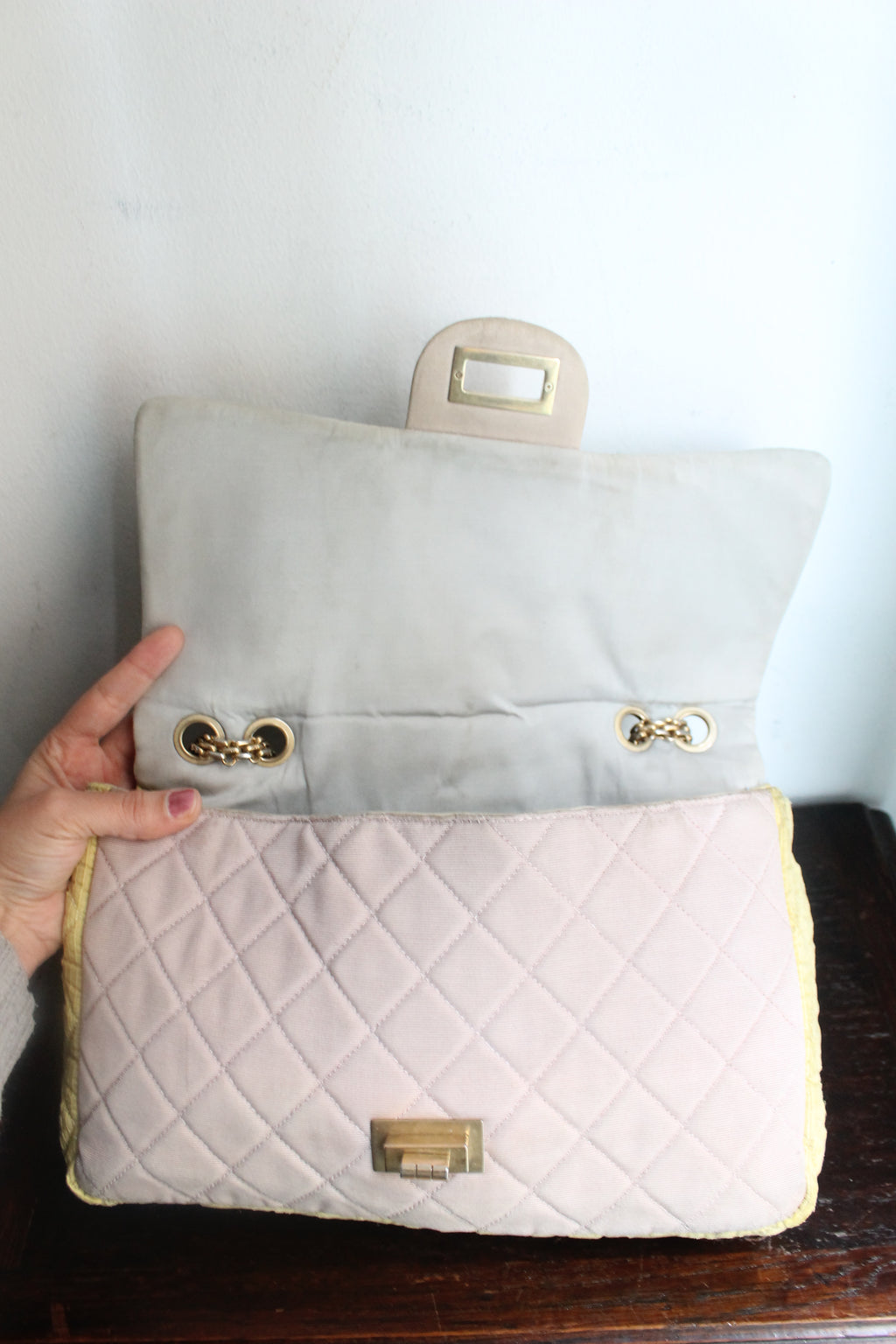 Chanel sac à main modèle 2.55 en tissu tricolore gris rose et jaune