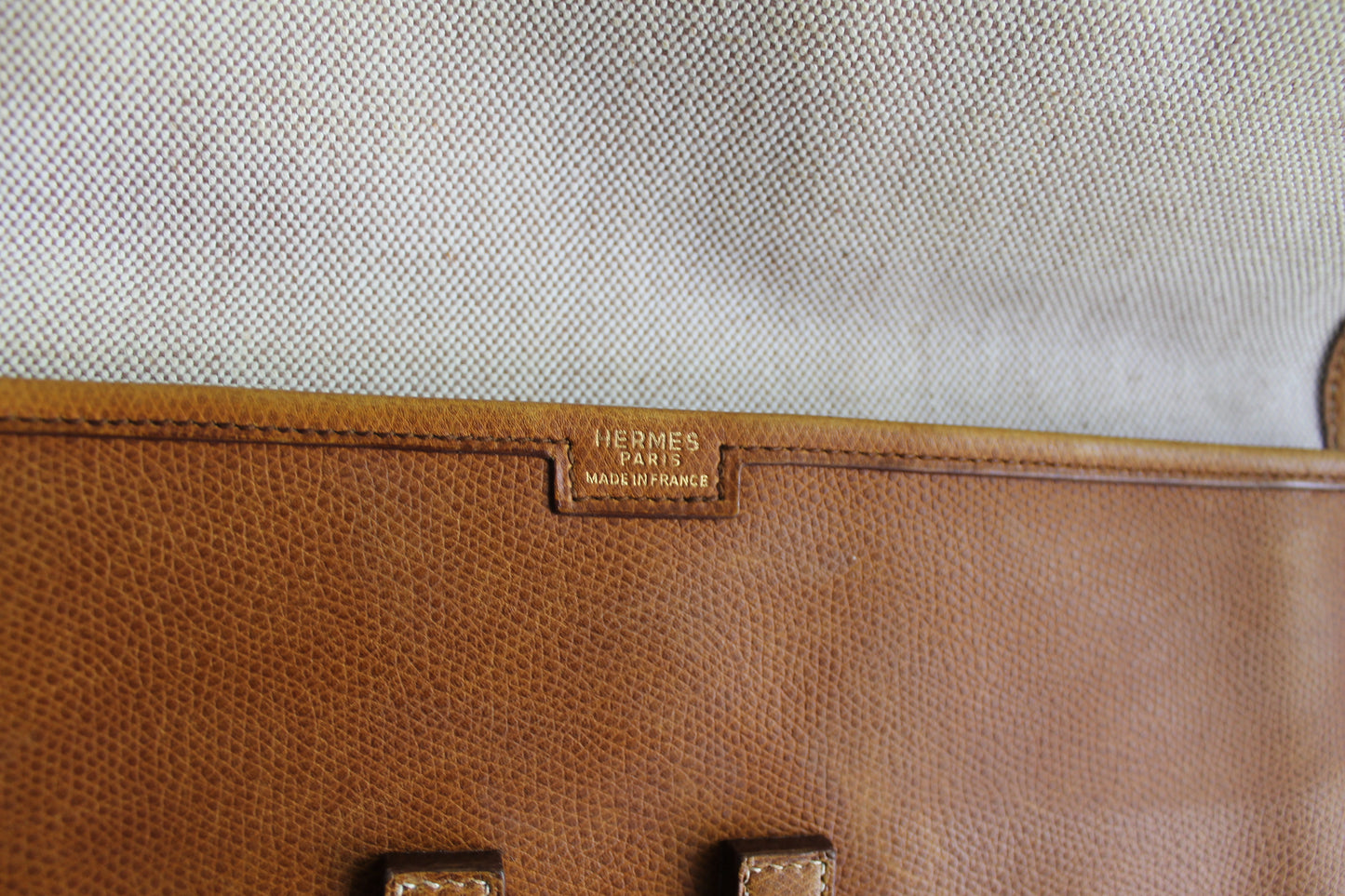 Hermès pochette modèle Jige en cuir gold grainé