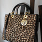 Dior sac à main Lady Dior en cuir verni et fausse fourrure léopard