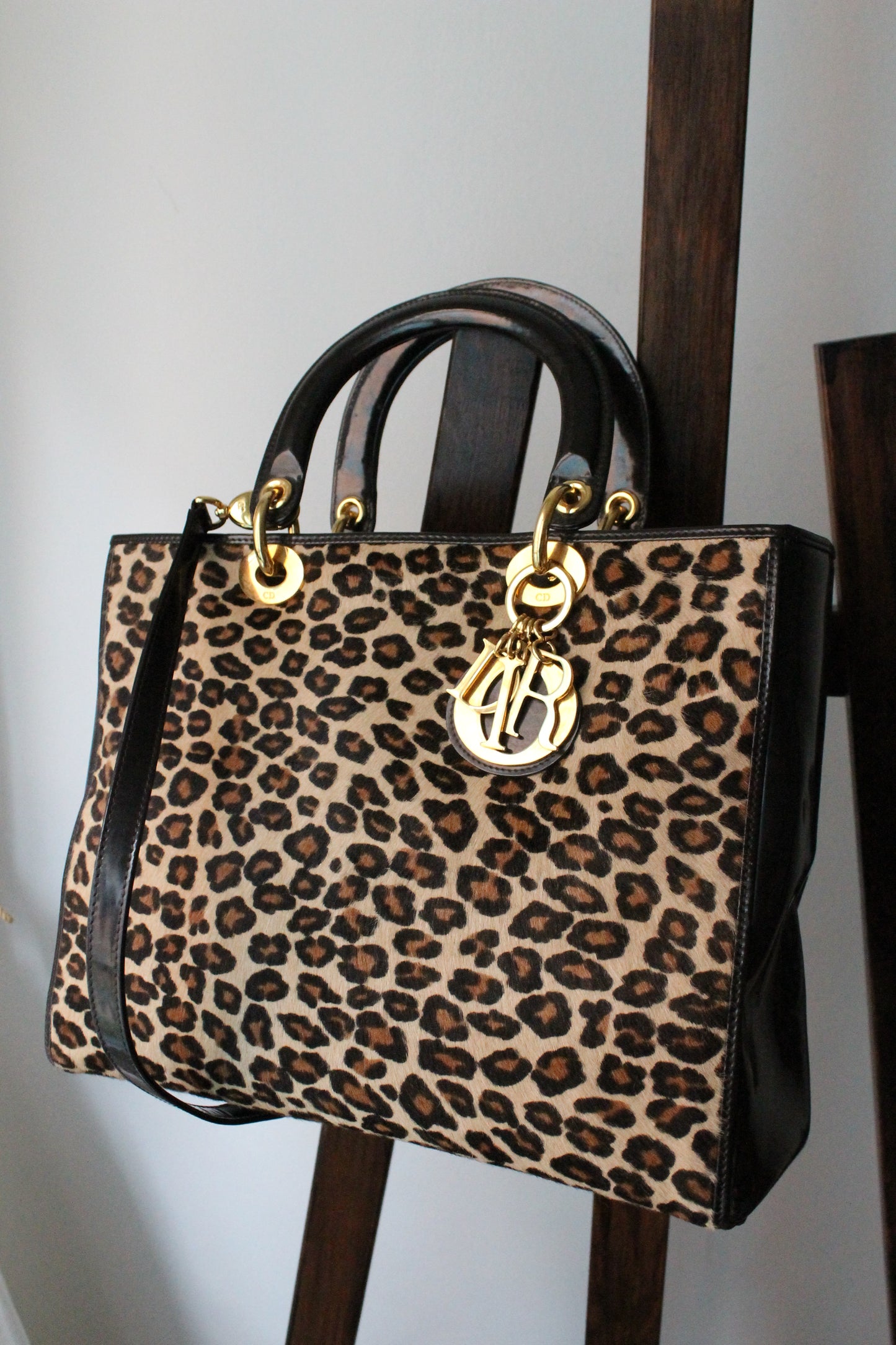 Dior sac à main Lady Dior en cuir verni et fausse fourrure léopard