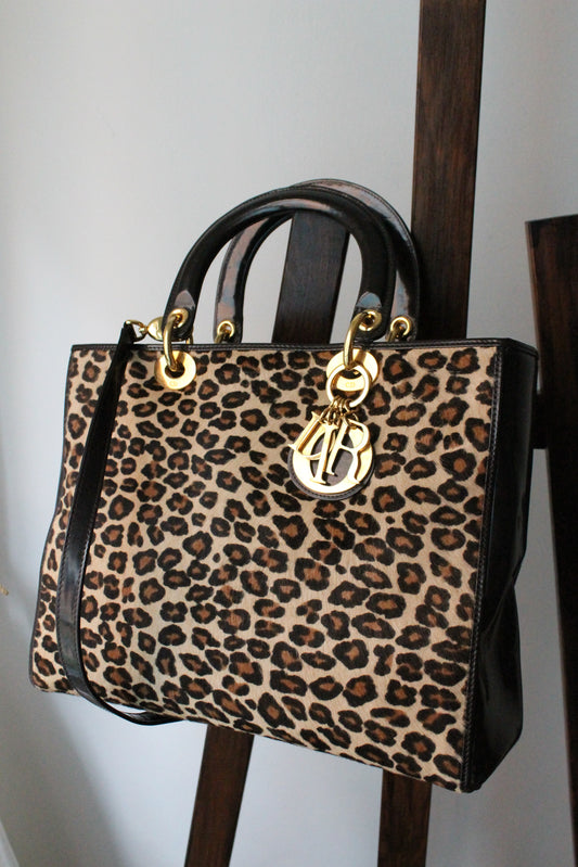 Dior sac à main Lady Dior en cuir verni et fausse fourrure léopard