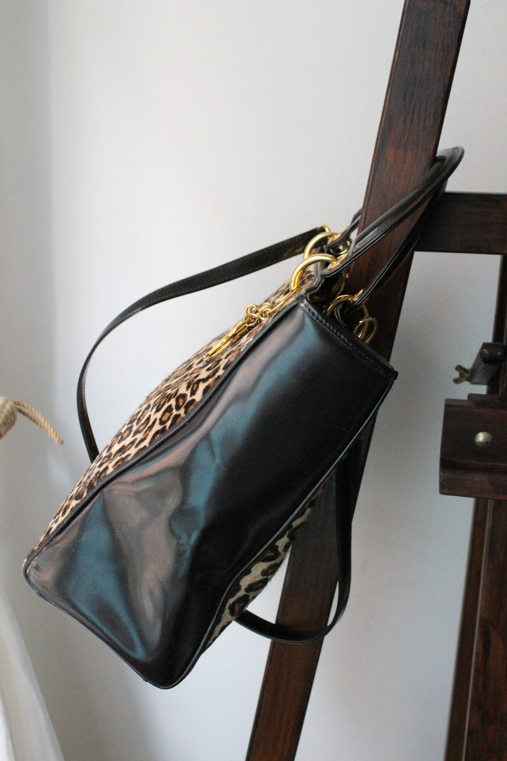 Dior sac à main Lady Dior en cuir verni et fausse fourrure léopard