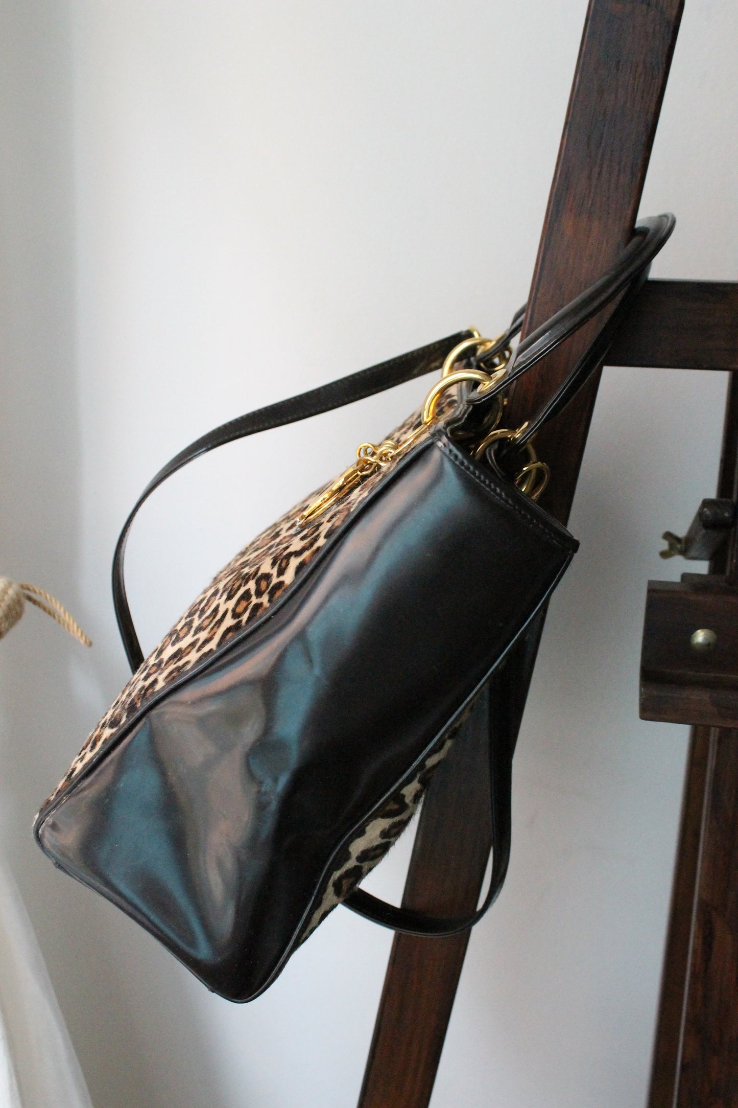Dior sac à main Lady Dior en cuir verni et fausse fourrure léopard