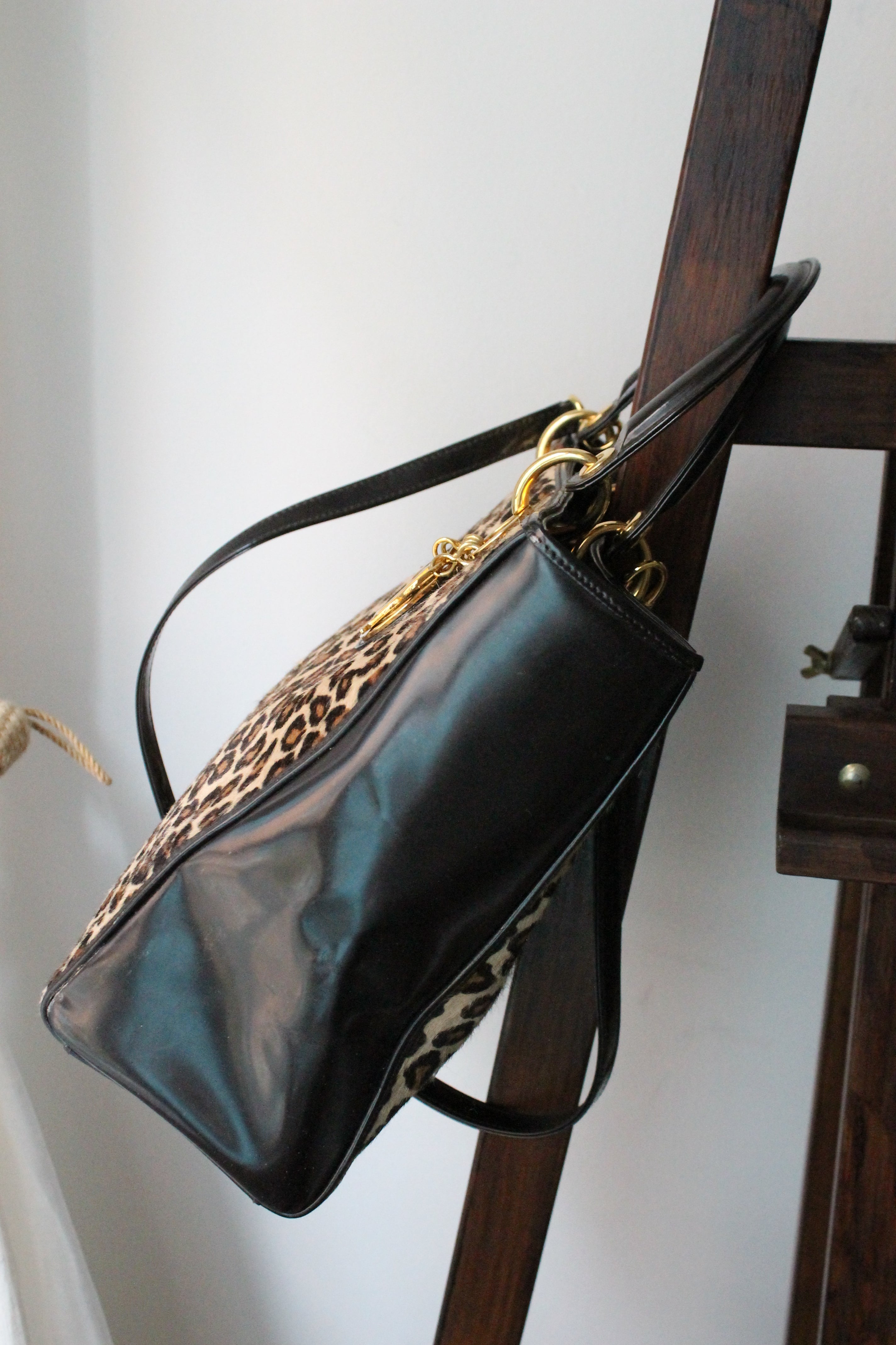 Dior sac à main Lady Dior en cuir verni et fausse fourrure léopard