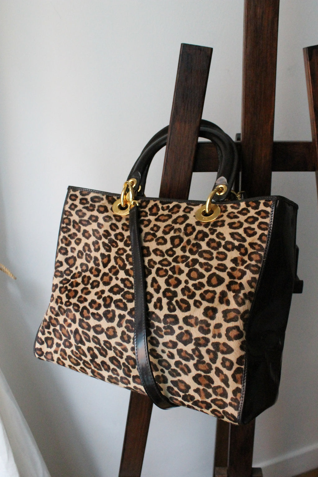 Dior sac à main Lady Dior en cuir verni et fausse fourrure léopard