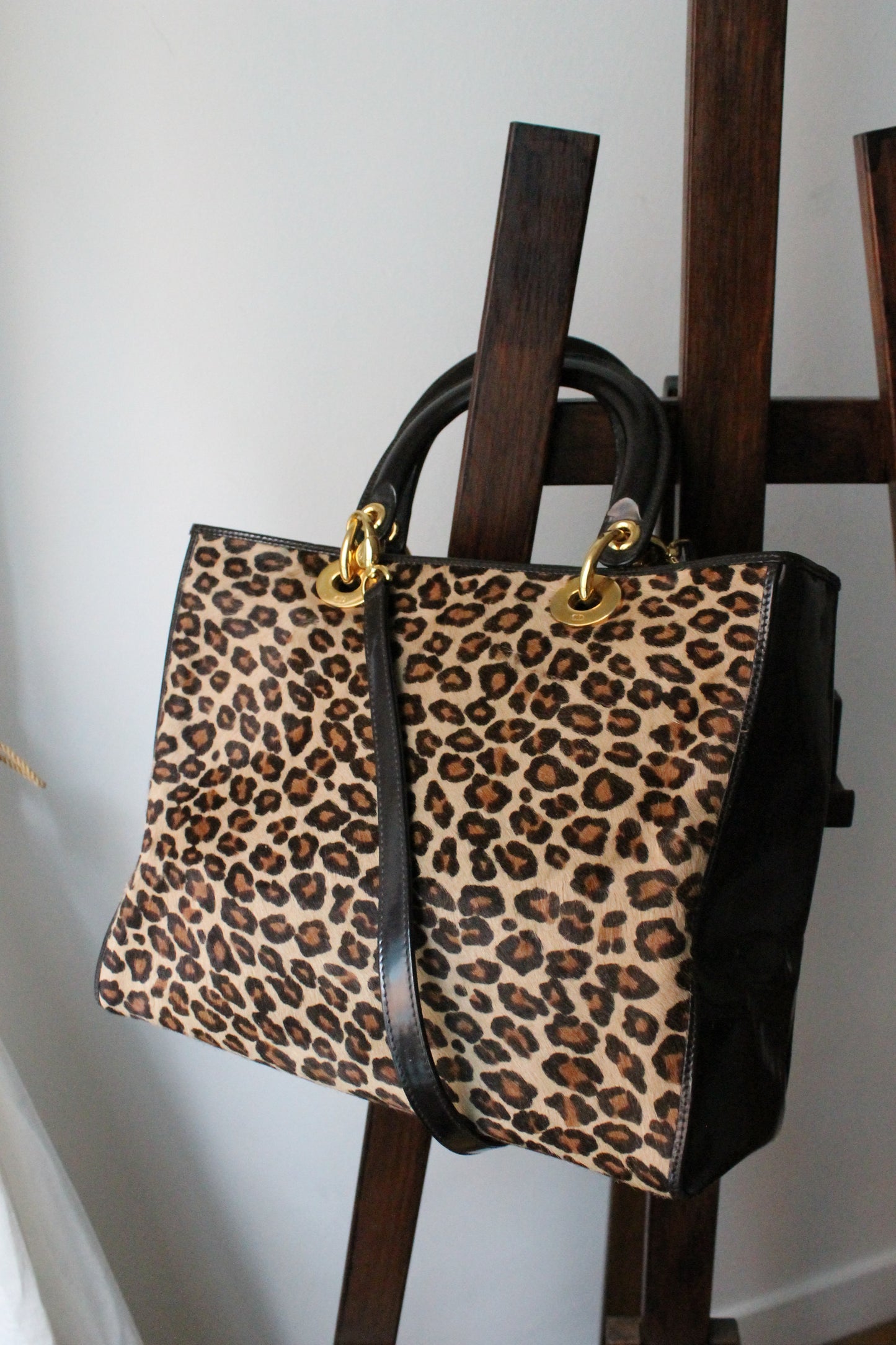 Dior sac à main Lady Dior en cuir verni et fausse fourrure léopard