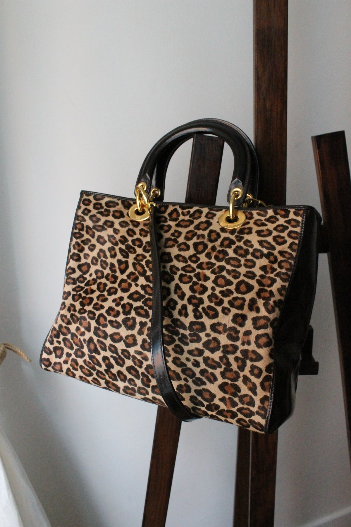 Dior sac à main Lady Dior en cuir verni et fausse fourrure léopard