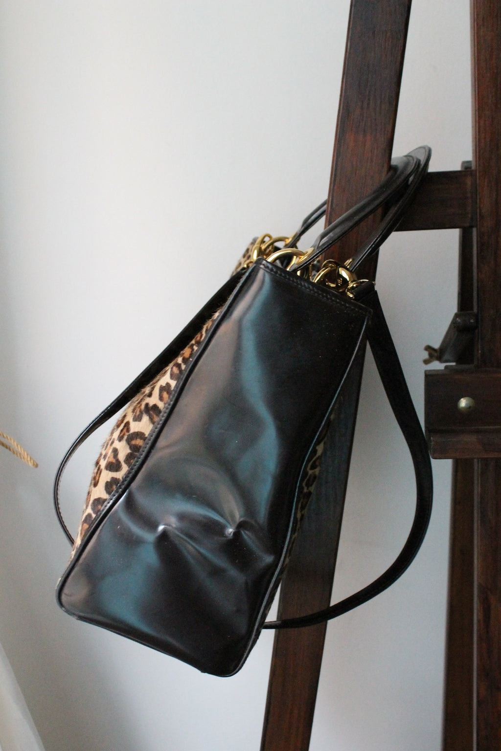 Dior sac à main Lady Dior en cuir verni et fausse fourrure léopard