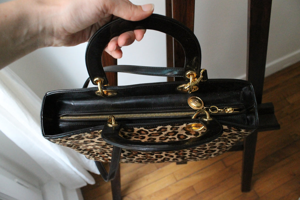 Dior sac à main Lady Dior en cuir verni et fausse fourrure léopard