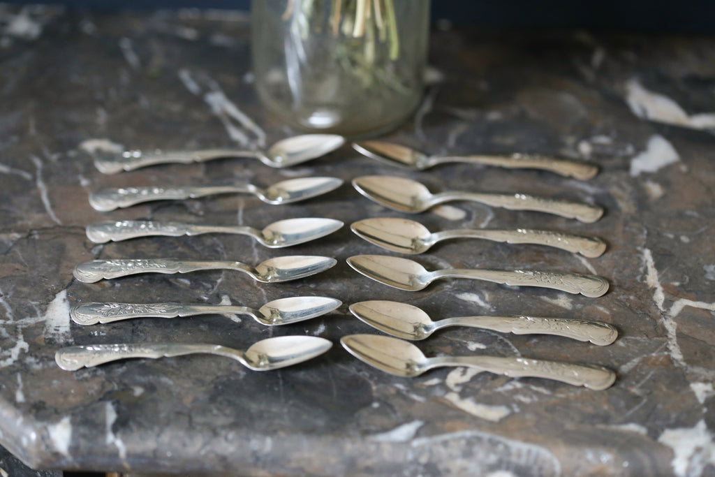 12 cuillères à  moka en argent à décors de fleurs datant de 1916