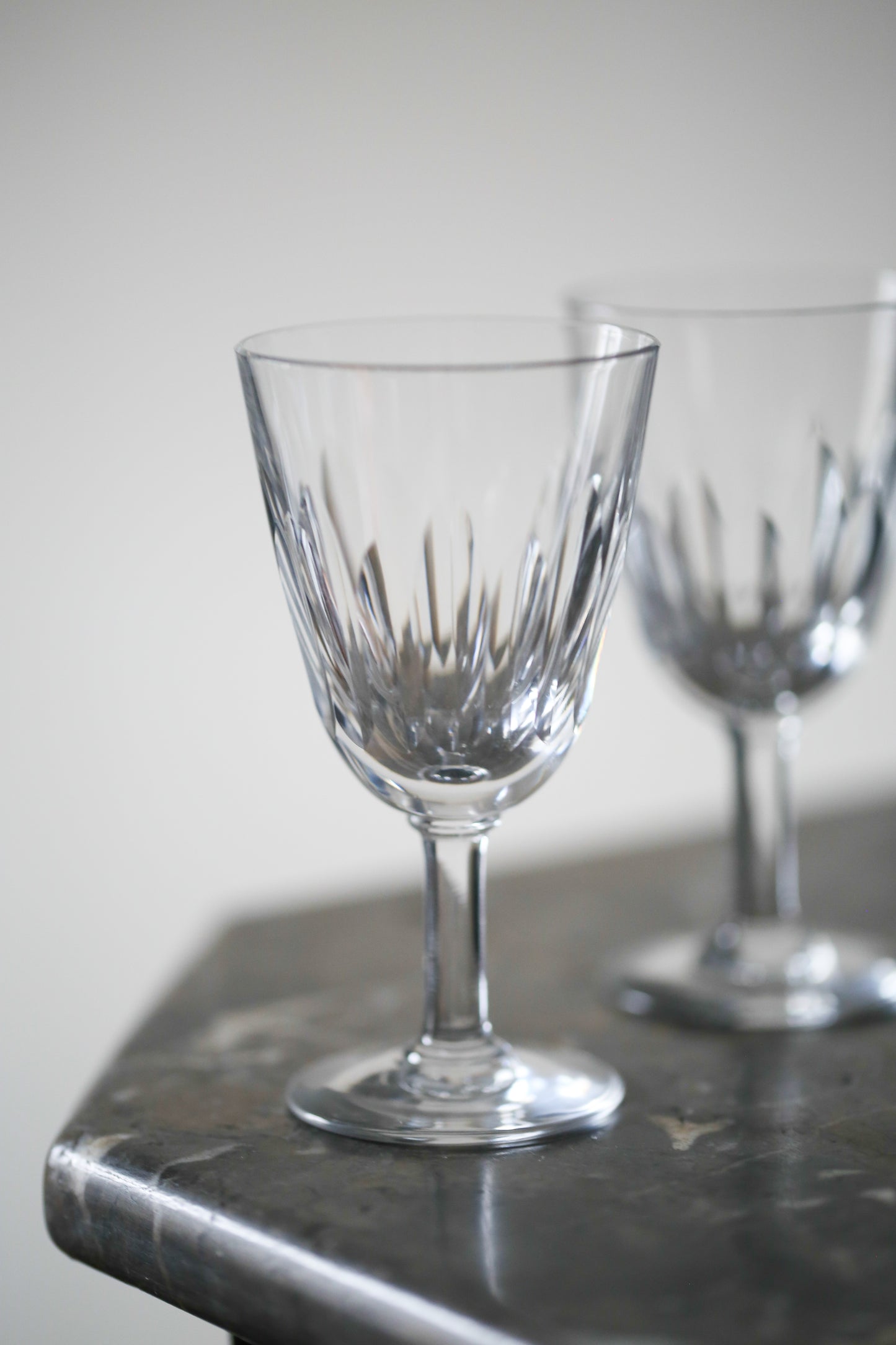 Suite de six verres à pieds en cristal de la maison Baccarat