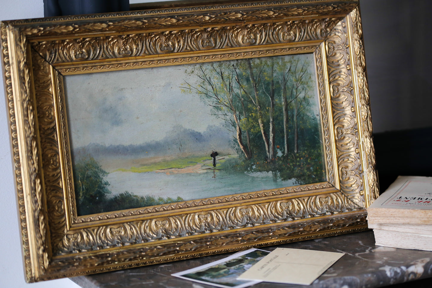 L.Henry Peinture sur panneau "Un homme solitaire contemplatif dans un paysage lacustre"