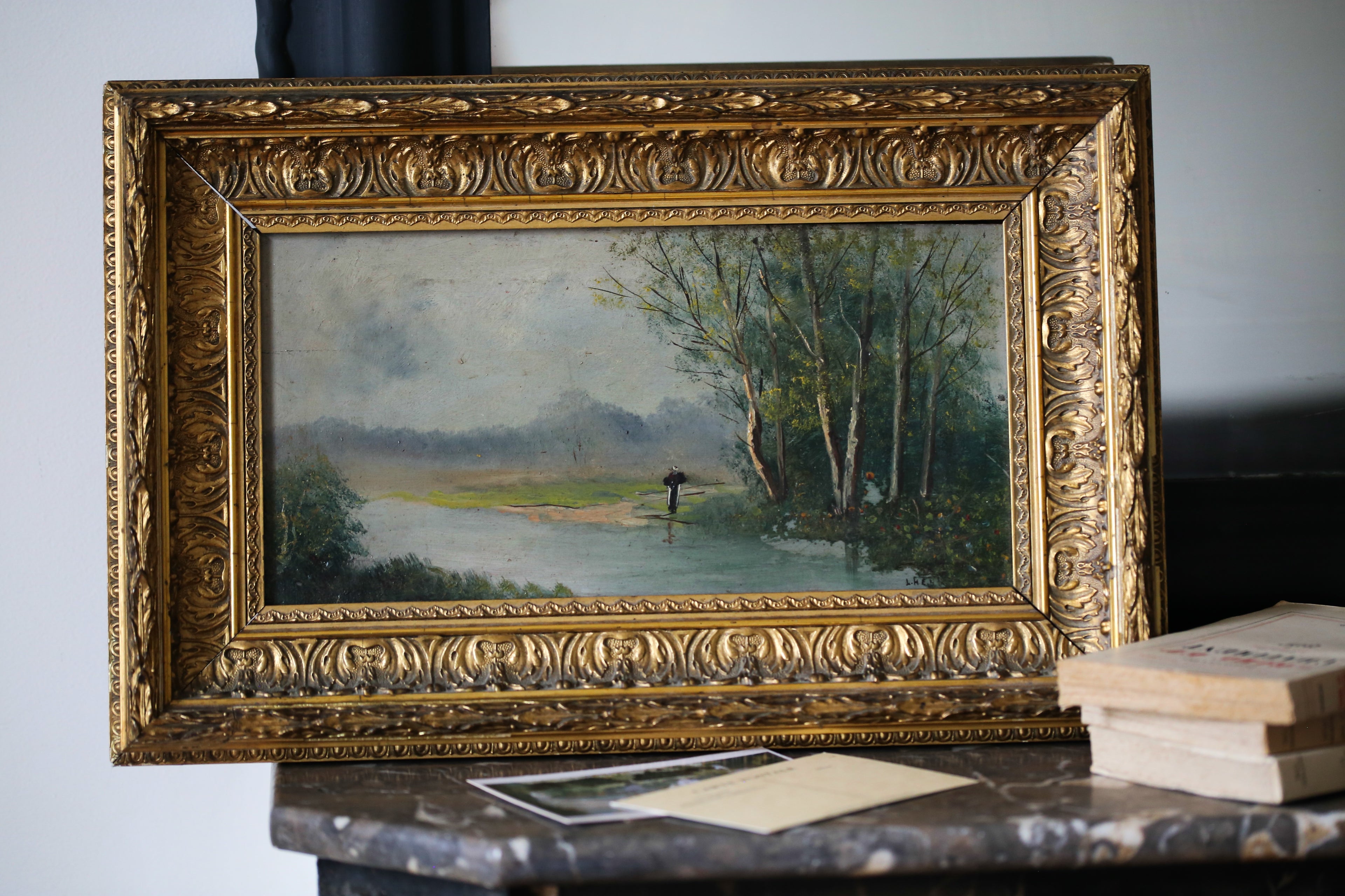 L.Henry Peinture sur panneau "Un homme solitaire contemplatif dans un paysage lacustre"