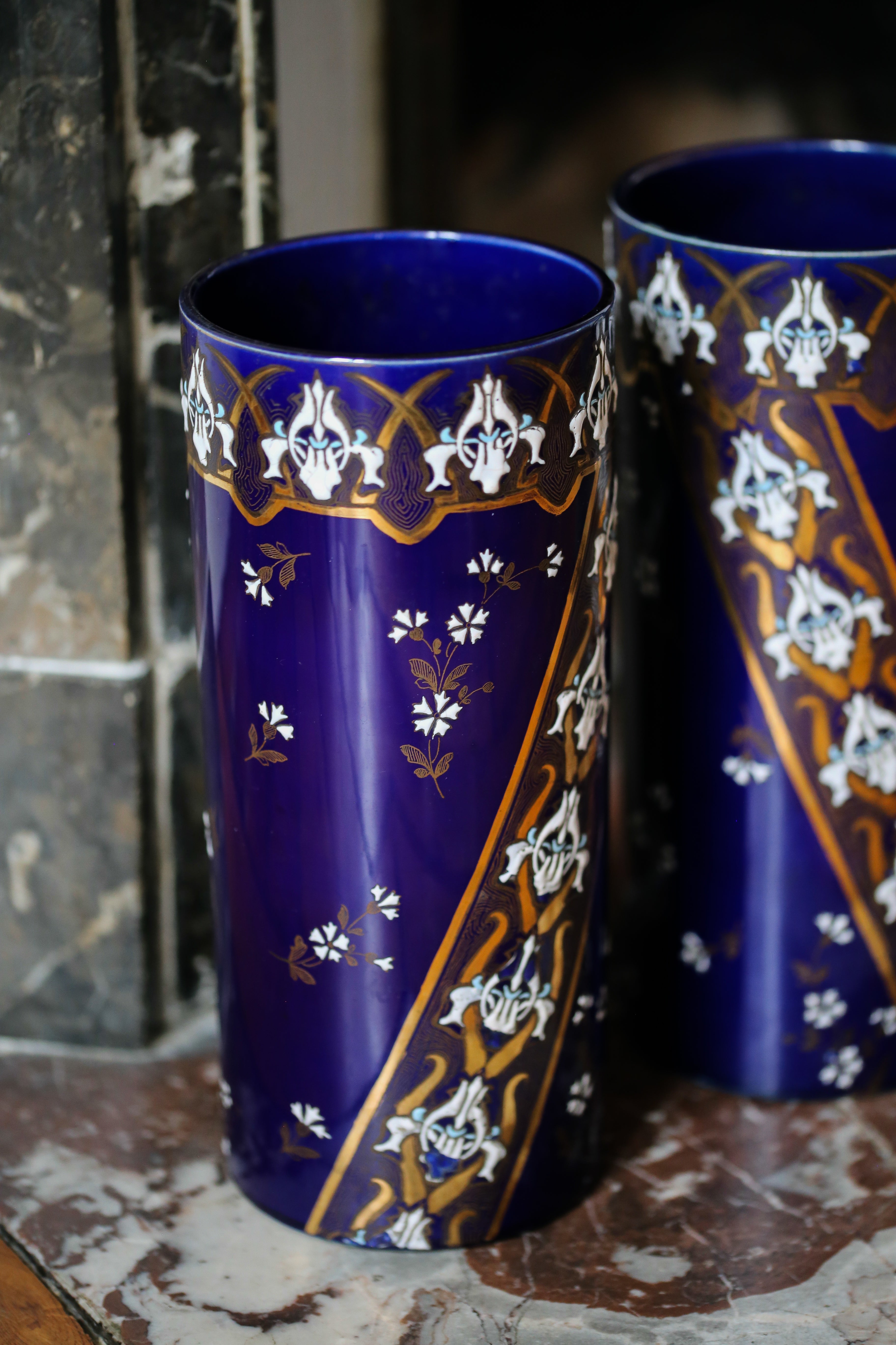 Paire de vases Art nouveau en porcelaine de Lunéville motifs floraux en relief doré